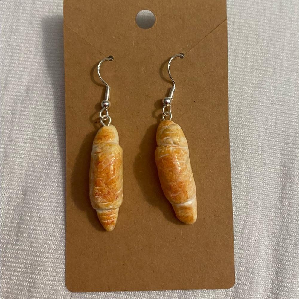 Miniatures food earrings. Perfect for you and your little ones, croissants. 🥐
